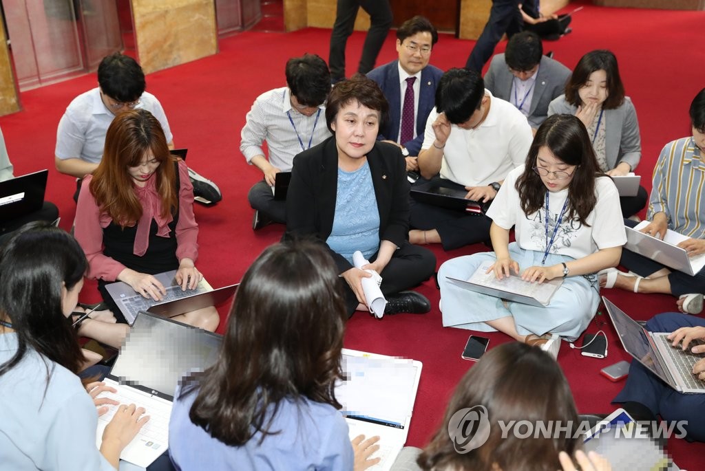취재진과 눈높이 맞춘 정춘숙 원내대변인