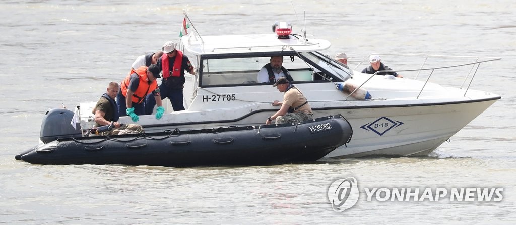 시신 추가 수습하는 한국-헝가리 수색팀