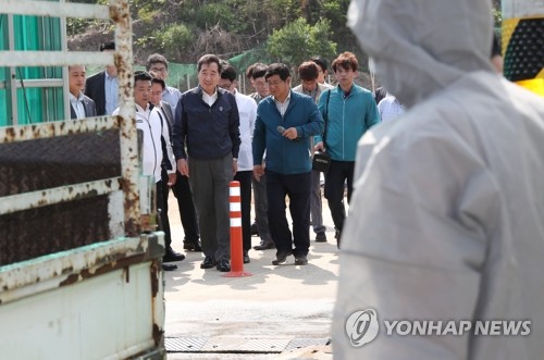 아프리카돼지열병 소독시설 점검하는 이낙연 총리