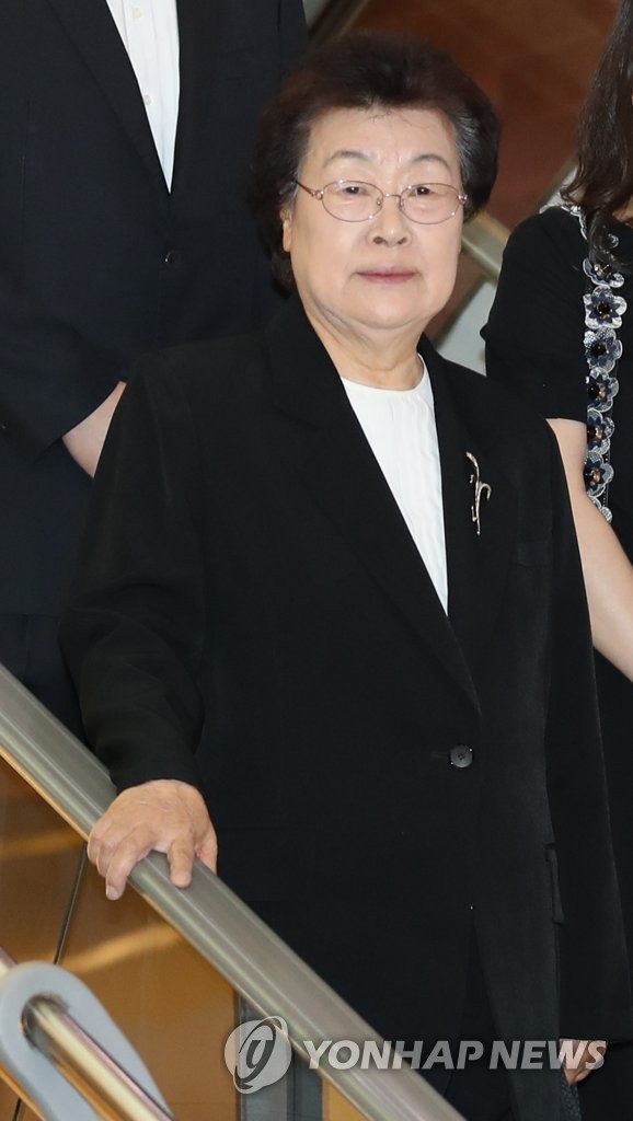 빈소 방문하는 장상 장례위원장