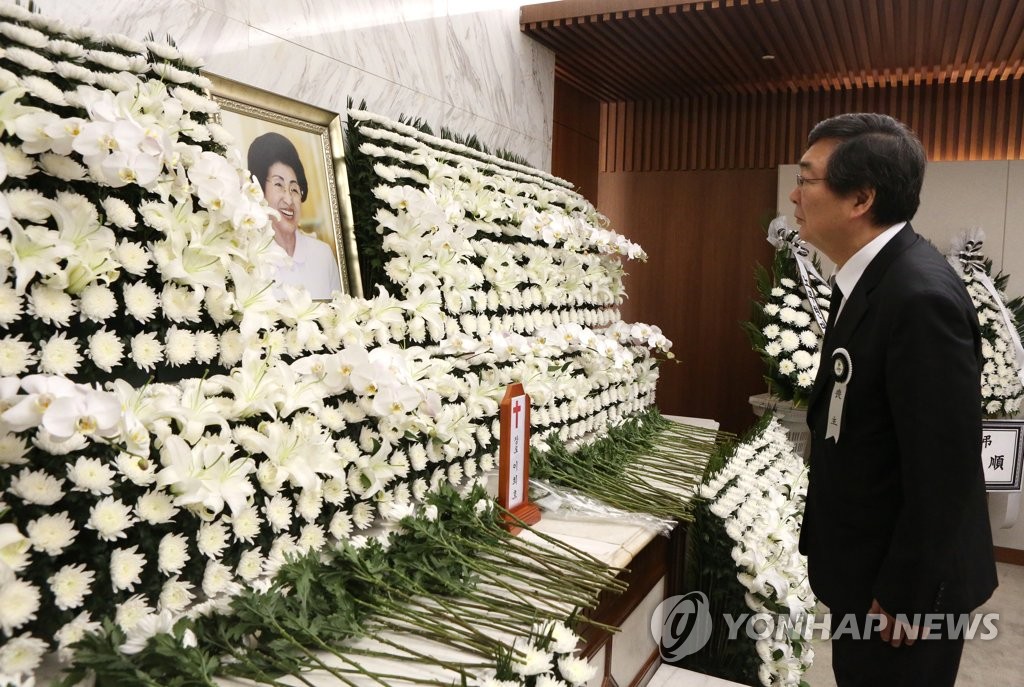이희호 여사 영정사진 바라보는 차남 김홍업