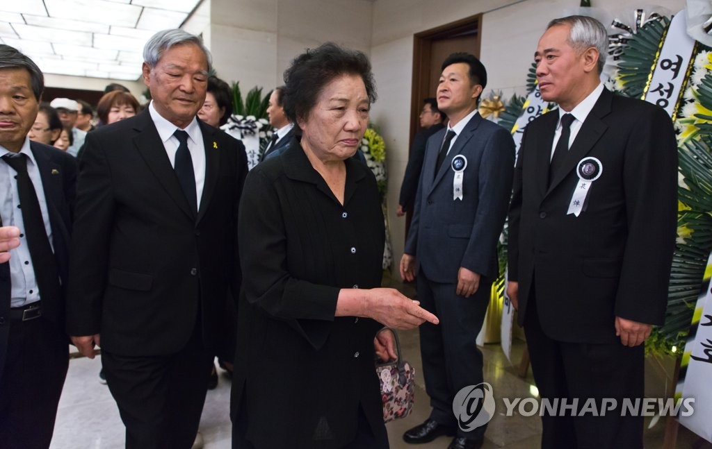 이희호 여사 빈소 찾은 이한열 열사 모친