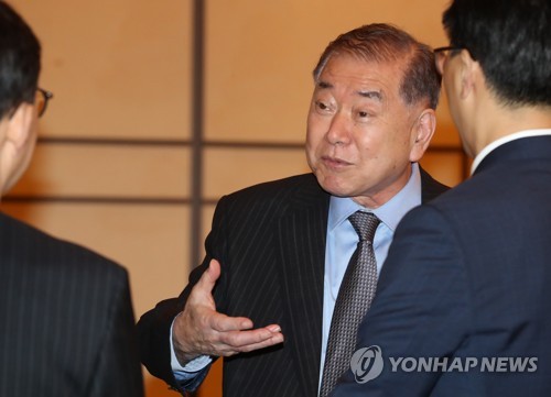 참석자들과 이야기 하는 문정인 특보