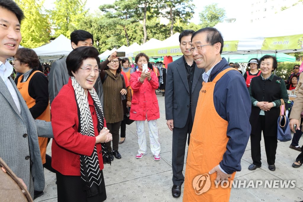 모교서 열린 바자회 나온 이희호 여사