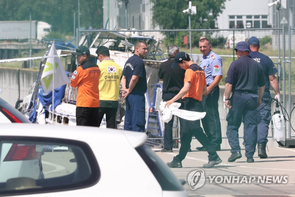 이야기나누는 한국-헝가리 관계자들