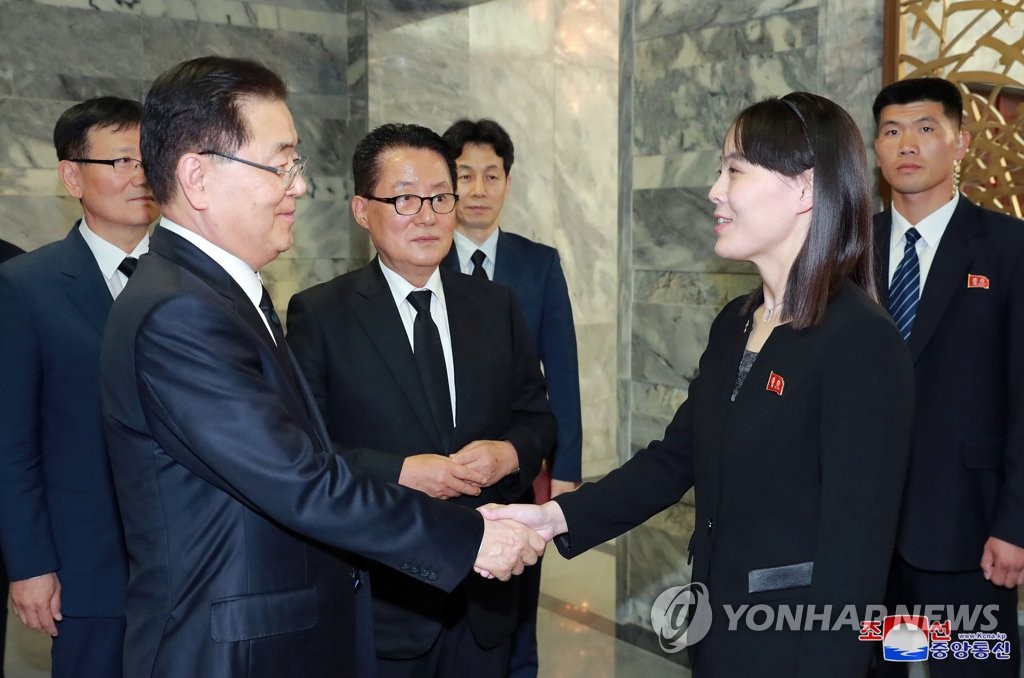 握手を交わす鄭義溶氏（左）と北朝鮮の金与正（キム・ヨジョン）氏＝（聯合ニュース）