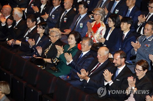 K-POP 공연 보며 손뼉 치는 문 대통령과 하랄 5세 국왕