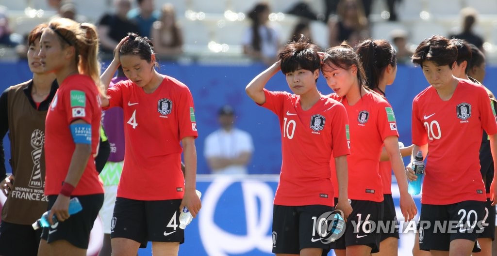肩落とす韓国イレブン W杯2連敗 肩落とす韓国イレブン W杯2連敗