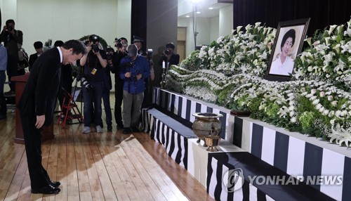 이희호 여사 영정에 고개 숙이는 이낙연 총리