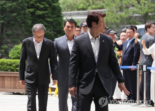 '지지자들의 응원 받으며'