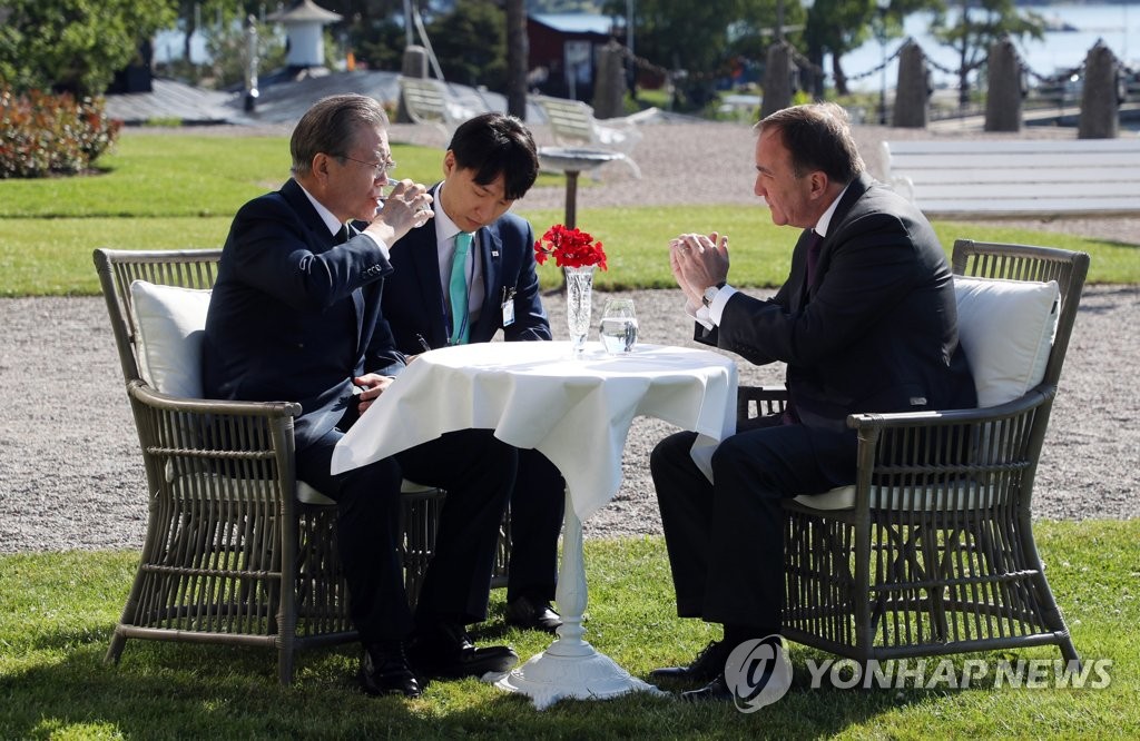 스웨덴 정상과 환담하는 문 대통령