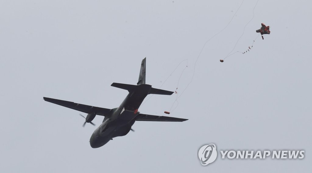 '구조도구 투하 중'