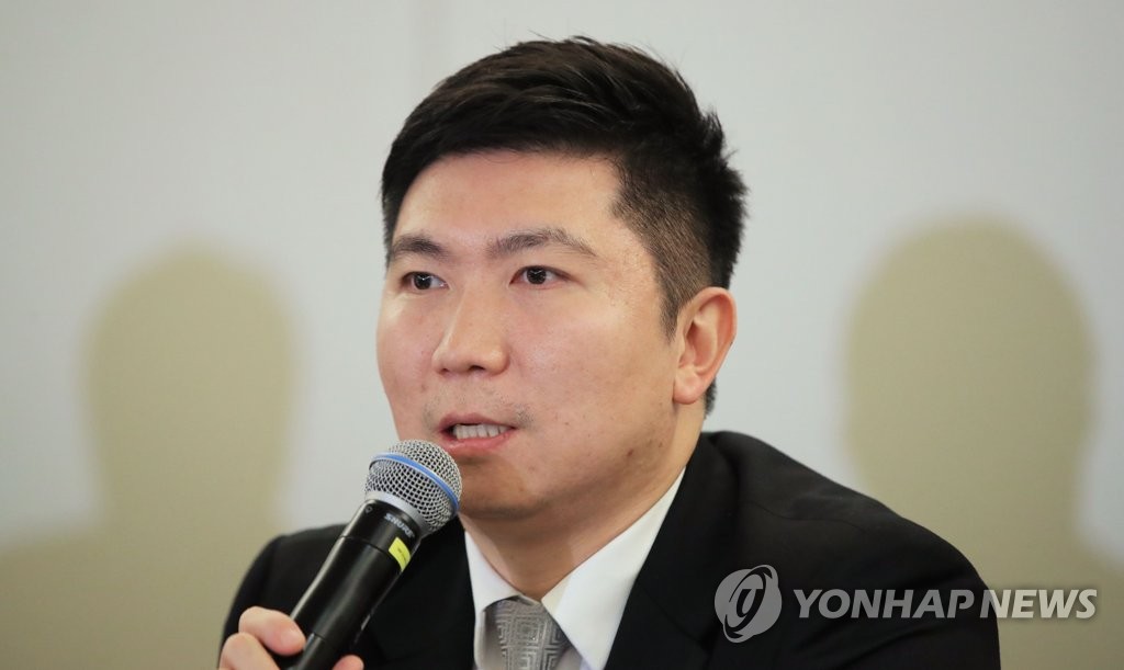 취재진 질문에 답하는 유승민 신임 대한탁구협회장