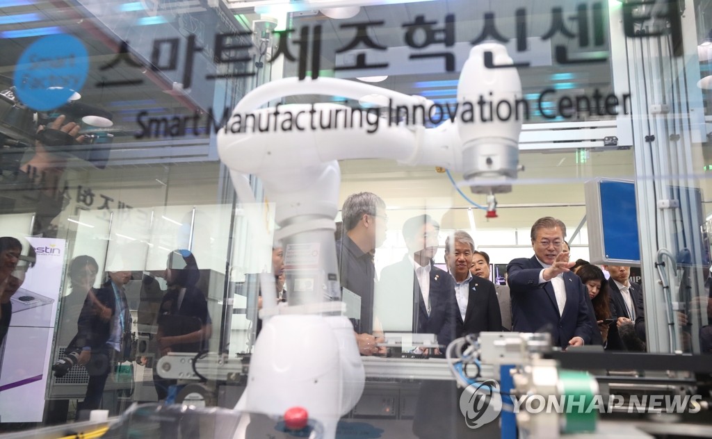 스마트제조 기술시연 보는 문 대통령
