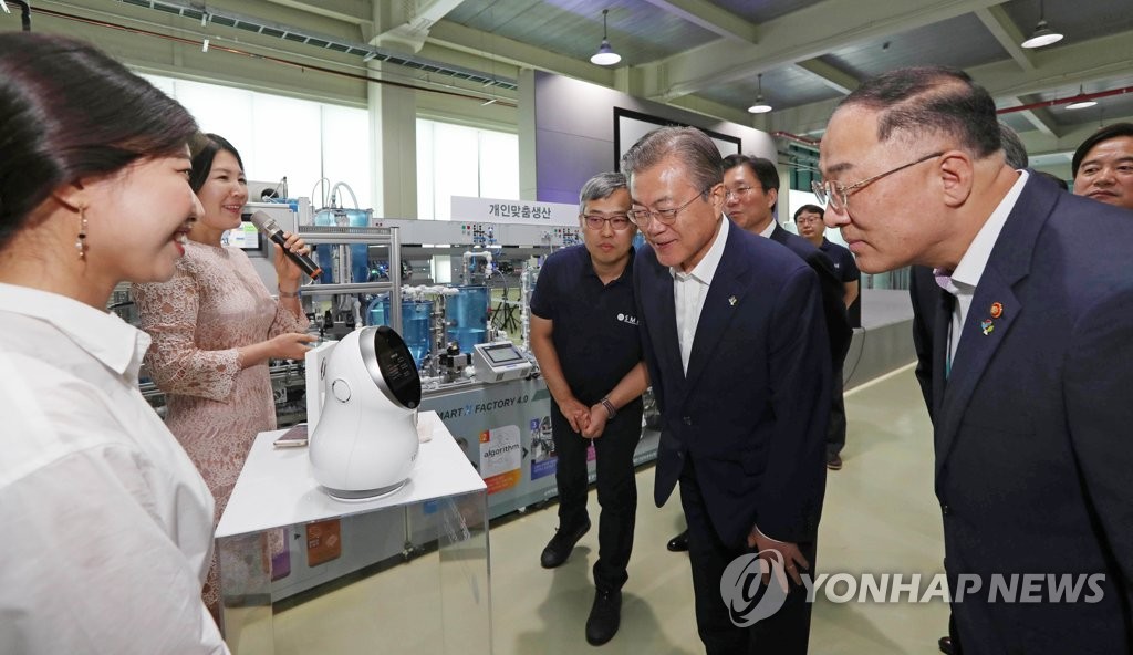 개인맞춤형 화장품 생산 시연 보는 문 대통령