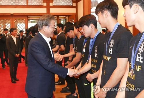 U-20 축구 최준 선수와 인사하는 문 대통령