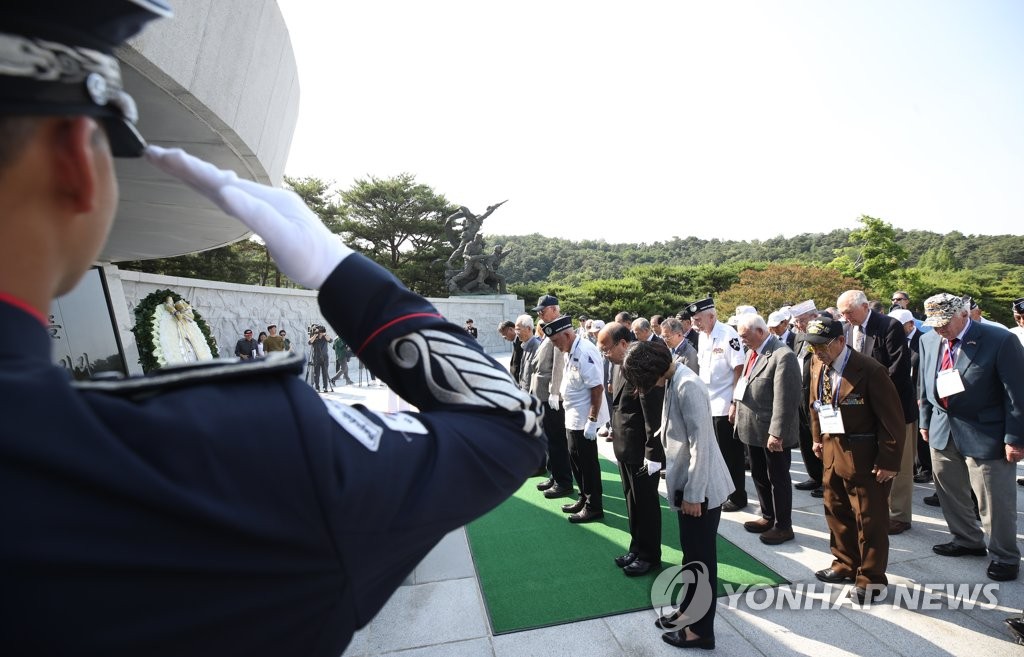 '전우들을 위한 묵념'
