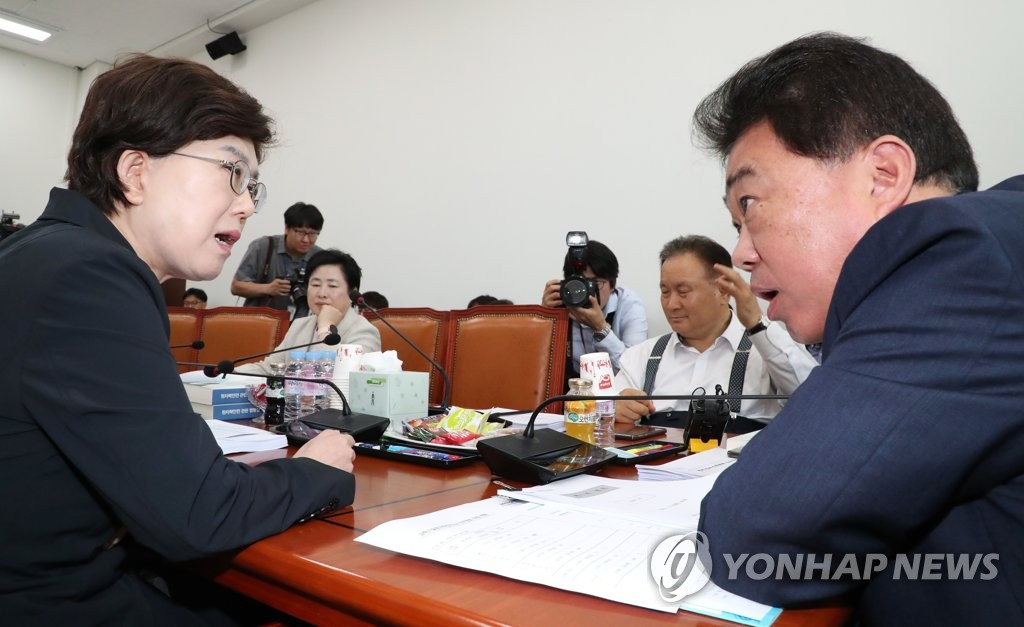설전 벌이는 김성수-최연혜