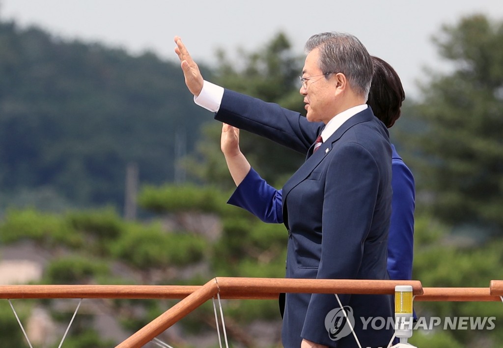 밝은 표정으로 인사하는 문 대통령