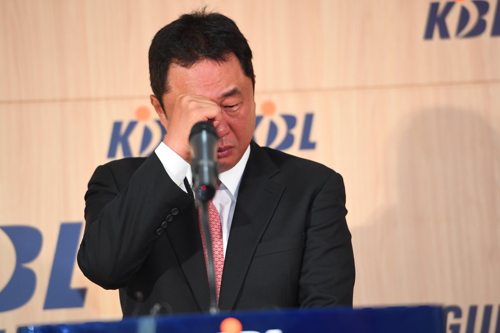눈물을 흘리는 전창진 감독