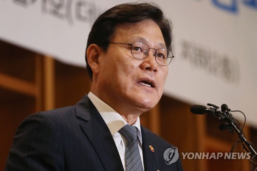 질문에 답하는 최종구 금융위원장