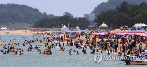 붐비는 속초해수욕장