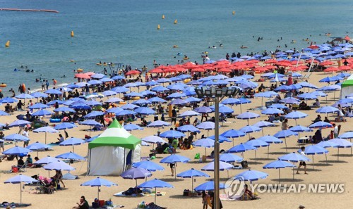 파라솔 수놓은 속초해수욕장