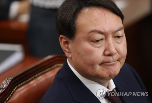 굳은 표정의 윤석열