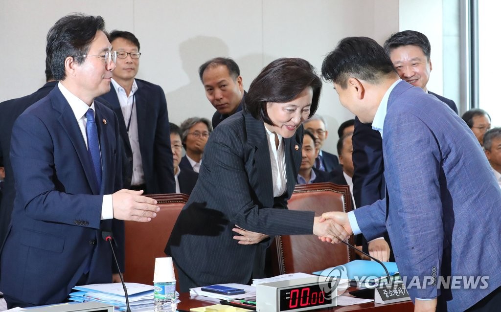 의원들과 인사하는 박영선-성윤모