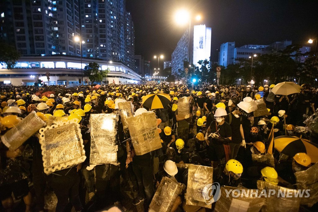 홍콩 시민 11만명 '송환법 반대' 시위