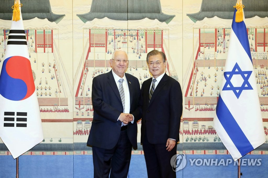 South Korean President Moon Jae-in (R) shakes hands with Israeli President Reuven Rivlin at Cheong Wa Dae in Seoul on July 15, 2019. (Yonhap)