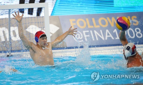 South Korean goalkeeper Jung Byeong-young tries to stop a shot by Nikola Dedovic of Serbia during the men's water polo Group A game at the FINA World Championships at Nambu University Water Polo Competition Venue in Gwangju, 330 kilometers south of Seoul, on July 17, 2019. (Yonhap)