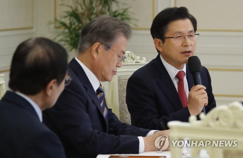 황교안 대표 발언 듣는 문 대통령