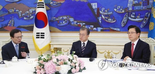 이해찬 발언 듣는 황교안과 문 대통령