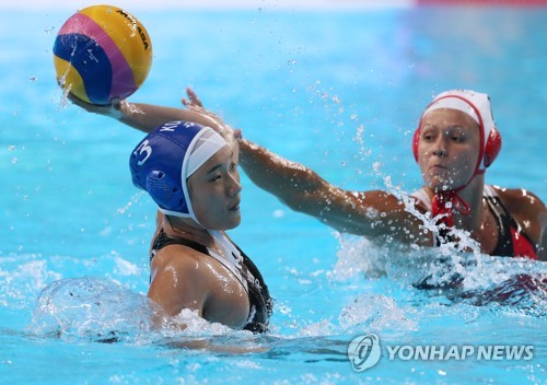 Lee Jung-eun of South Korea takes a shot against Canada during the teams' Group B women's water polo game at the FINA World Championships at Nambu University Water Polo Competition Venue in Gwangju, 330 kilometers south of Seoul, on July 18, 2019. (Yonhap)