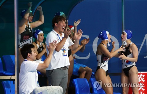 South Korean players and coaches celebrate Lee Jung-eun's goal against Canada during the teams' Group B women's water polo game at the FINA World Championships at Nambu University Water Polo Competition Venue in Gwangju, 330 kilometers south of Seoul, on July 18, 2019. (Yonhap)