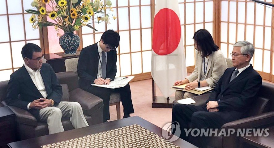 일본 외무상과 대화하는 남관표 주일 한국대사