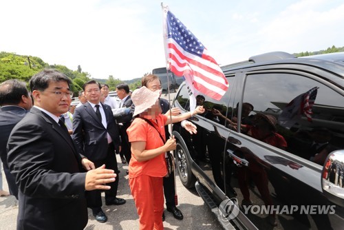 항의 받는 자유한국당 황교안 대표