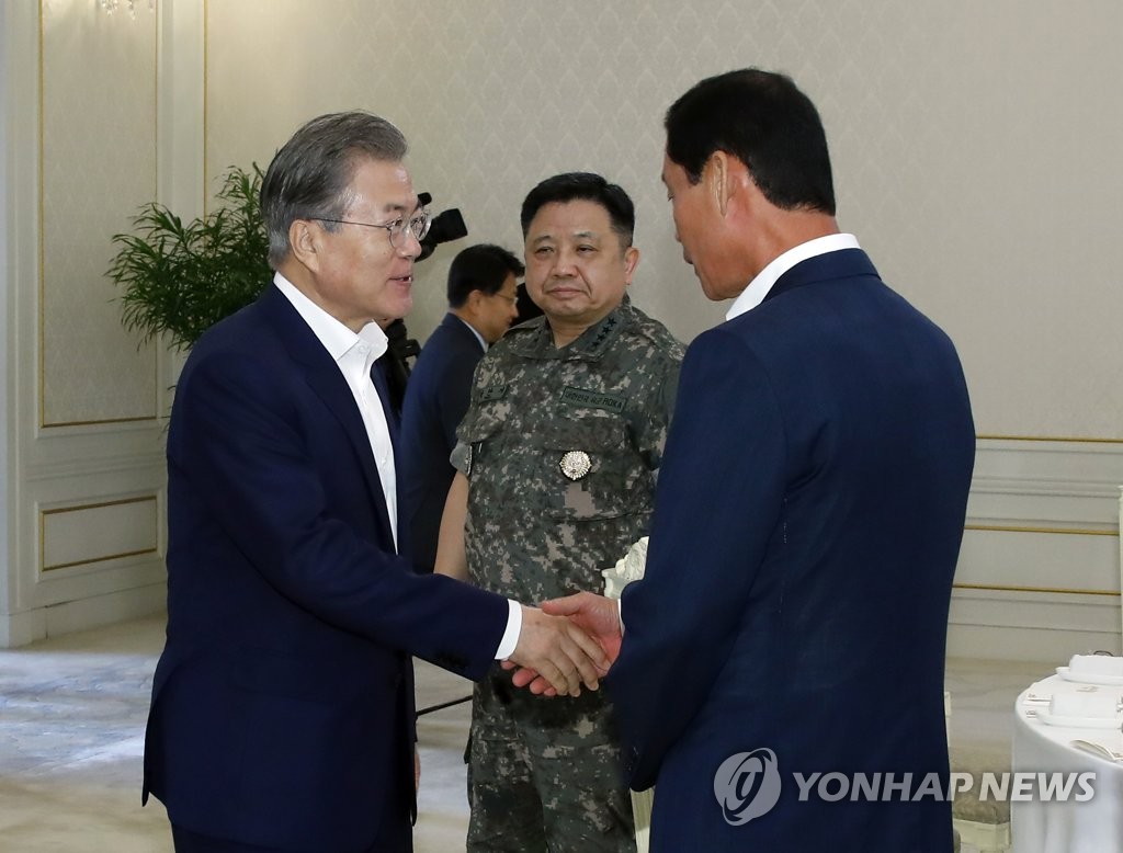 전상부 특전동지회 회장과 인사하는 문 대통령