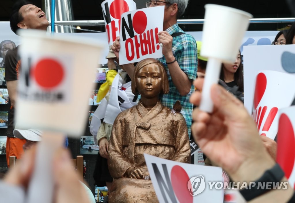 소녀상 앞 높이 든 촛불
