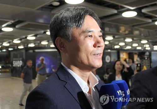 제네바 공항서 인터뷰하는 김승호 신통상질서전략실장
