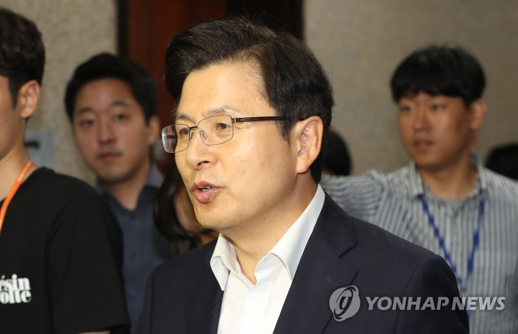 기자 질문에 답하는 황교안