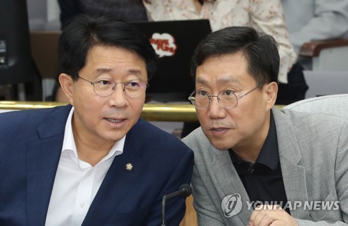 이야기하는 조정식과 양정철