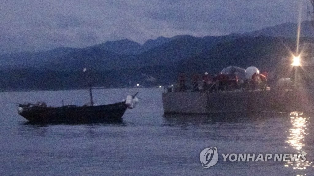 북한 소형목선, 동해 NLL 월선… 합참 예인