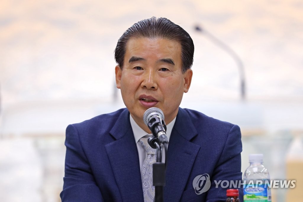 취재진의 질문에 답하는 강흥구 총회 재판국장
