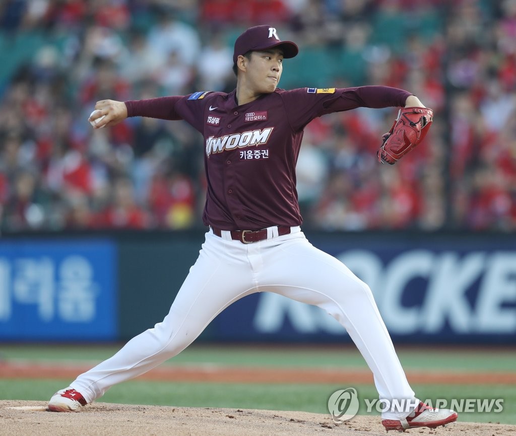 키움 선발 김선기 역투
