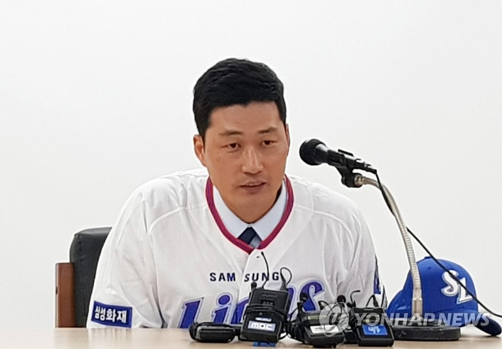 Oh Seung-hwan of the Samsung Lions speaks at his introductory press conference at Daegu Samsung Lions Park in Daegu, 300 kilometers southeast of Seoul, on Aug. 10, 2019. (Yonhap)