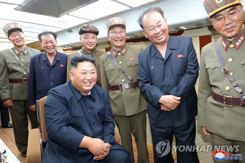 북 "김정은, 새 무기 시험사격 지도"…무기명칭 언급없어