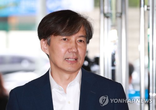 질문에 답하는 조국 법무부 장관 후보자