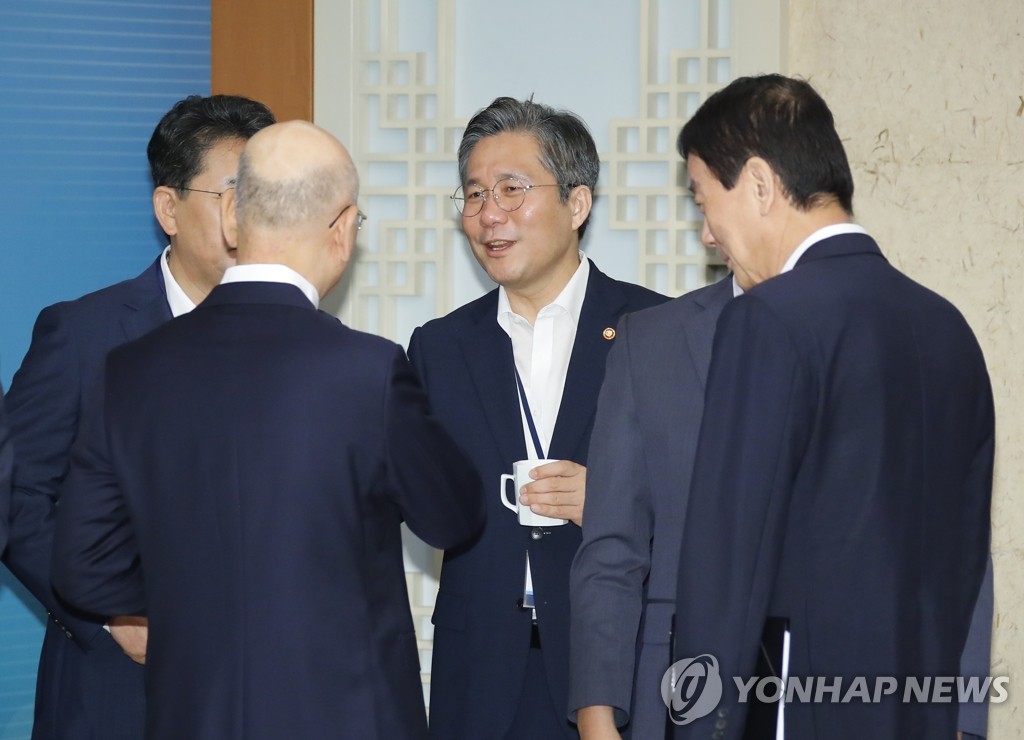 대화하는 김조원 민정수석과 성윤모 산업부 장관